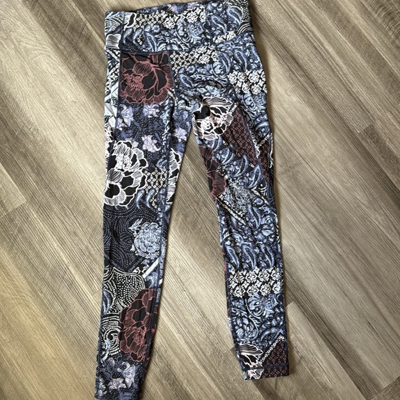 Athleta Patchwork Salutations 7/8 Yoga Athletic Leggings Size medium Tall women - Picture 2 of 7